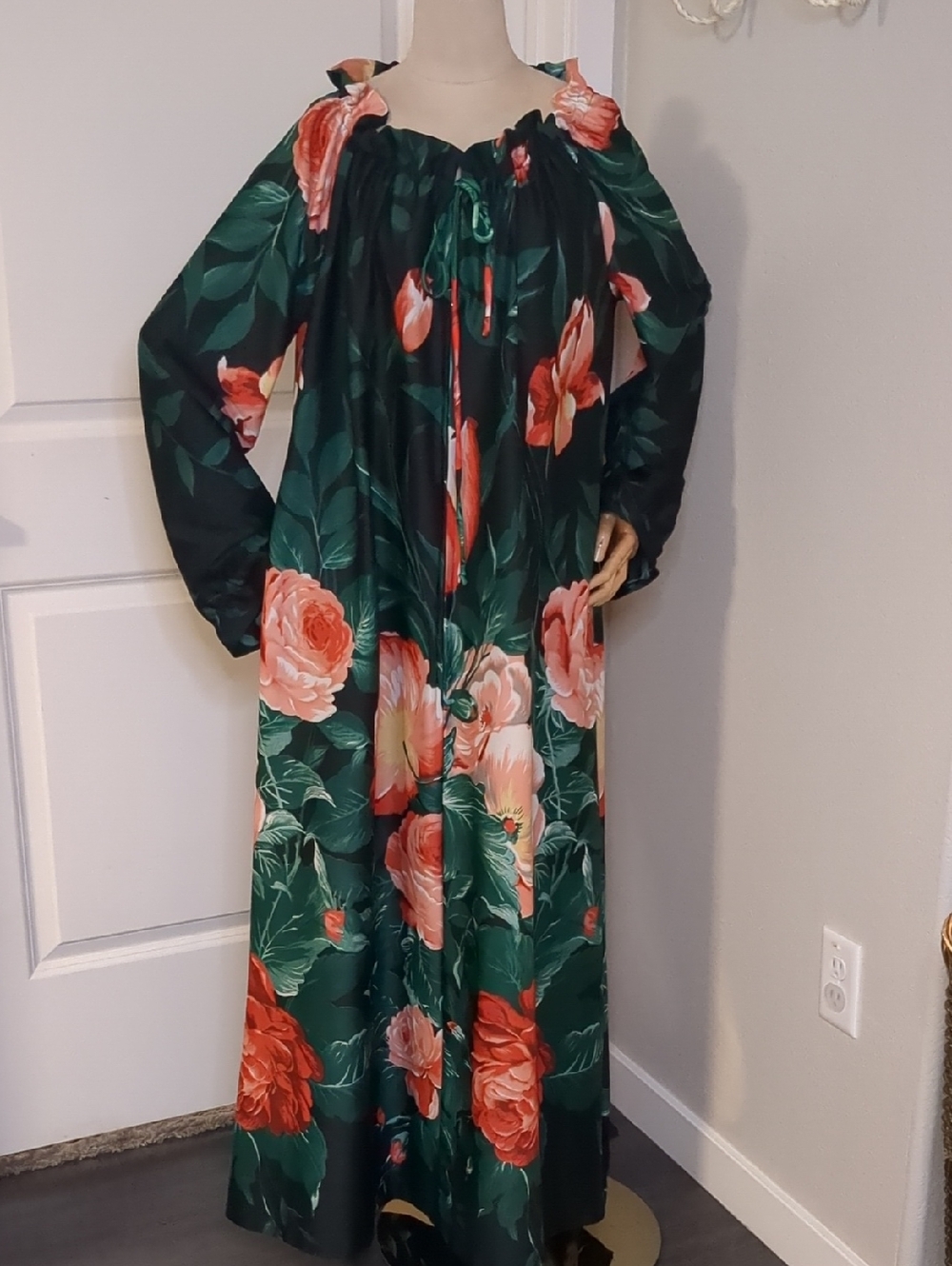 Vintage 70s Montgomery Ward Kaftan Muumuu Floral Maxi Dress with Coral Roses Lrg